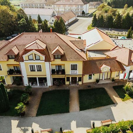 Apartamento Szerencsemák Panzió Kehidakustány Exterior foto