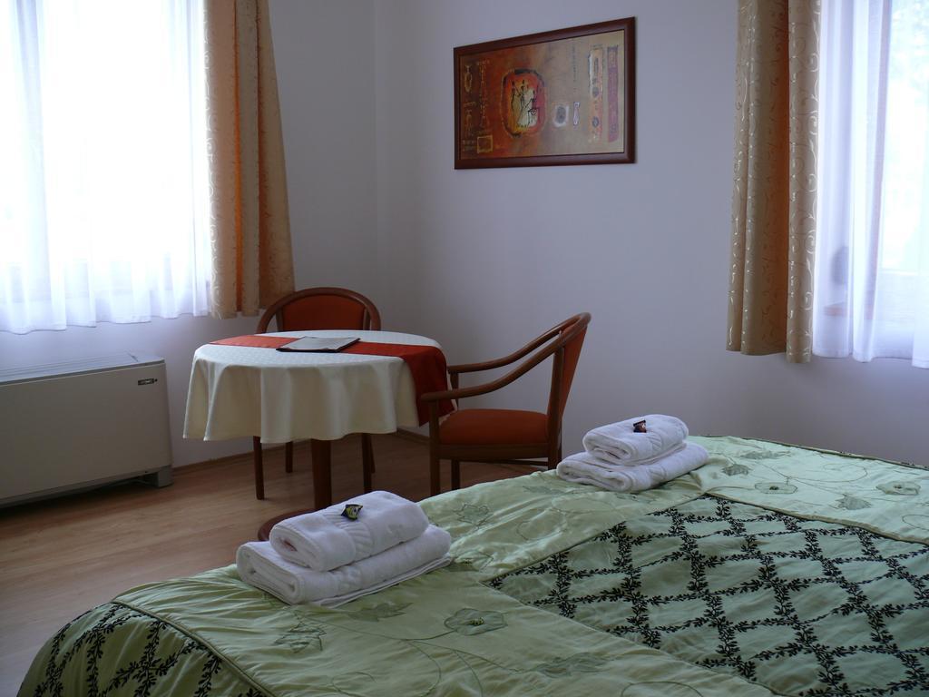 Apartamento Szerencsemák Panzió Kehidakustány Habitación foto