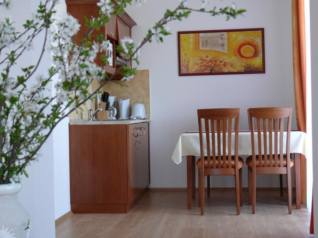 Apartamento Szerencsemák Panzió Kehidakustány Habitación foto