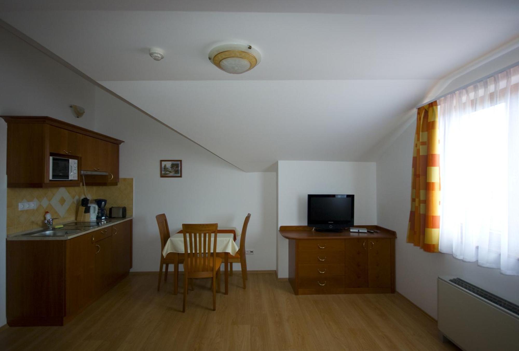 Apartamento Szerencsemák Panzió Kehidakustány Habitación foto