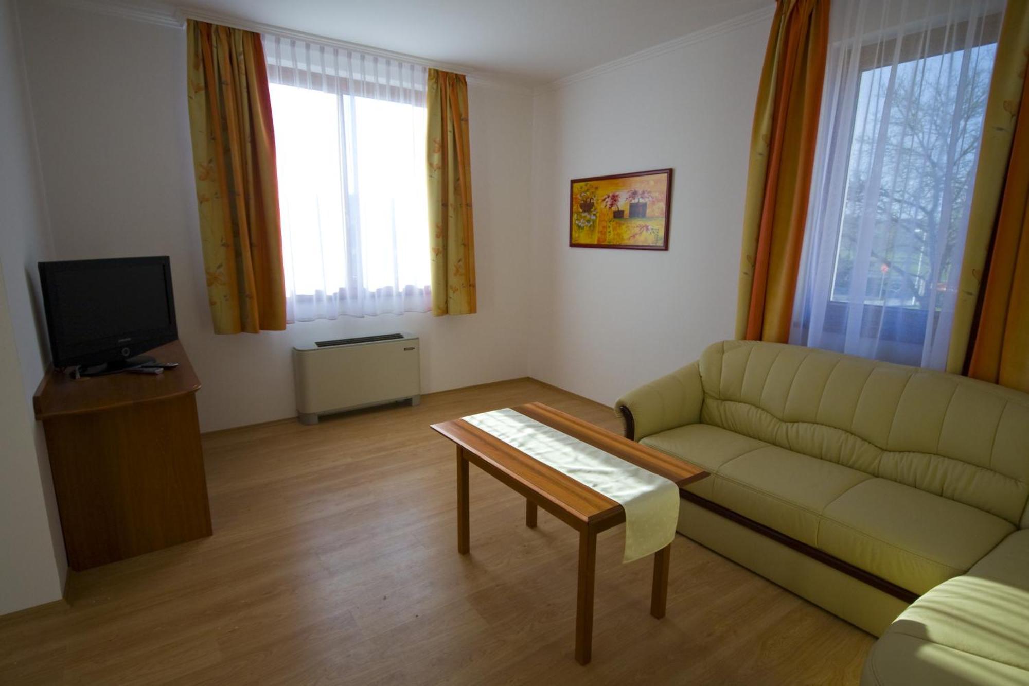 Apartamento Szerencsemák Panzió Kehidakustány Habitación foto